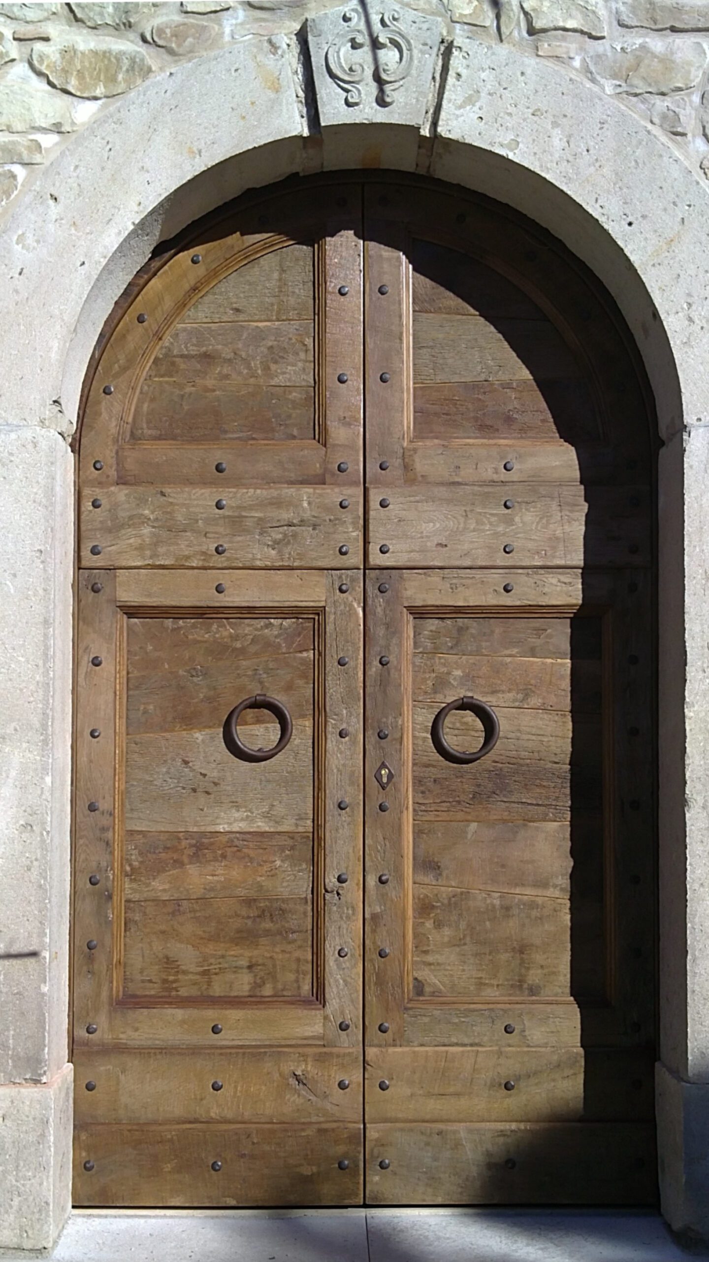 Portone in legno con arco